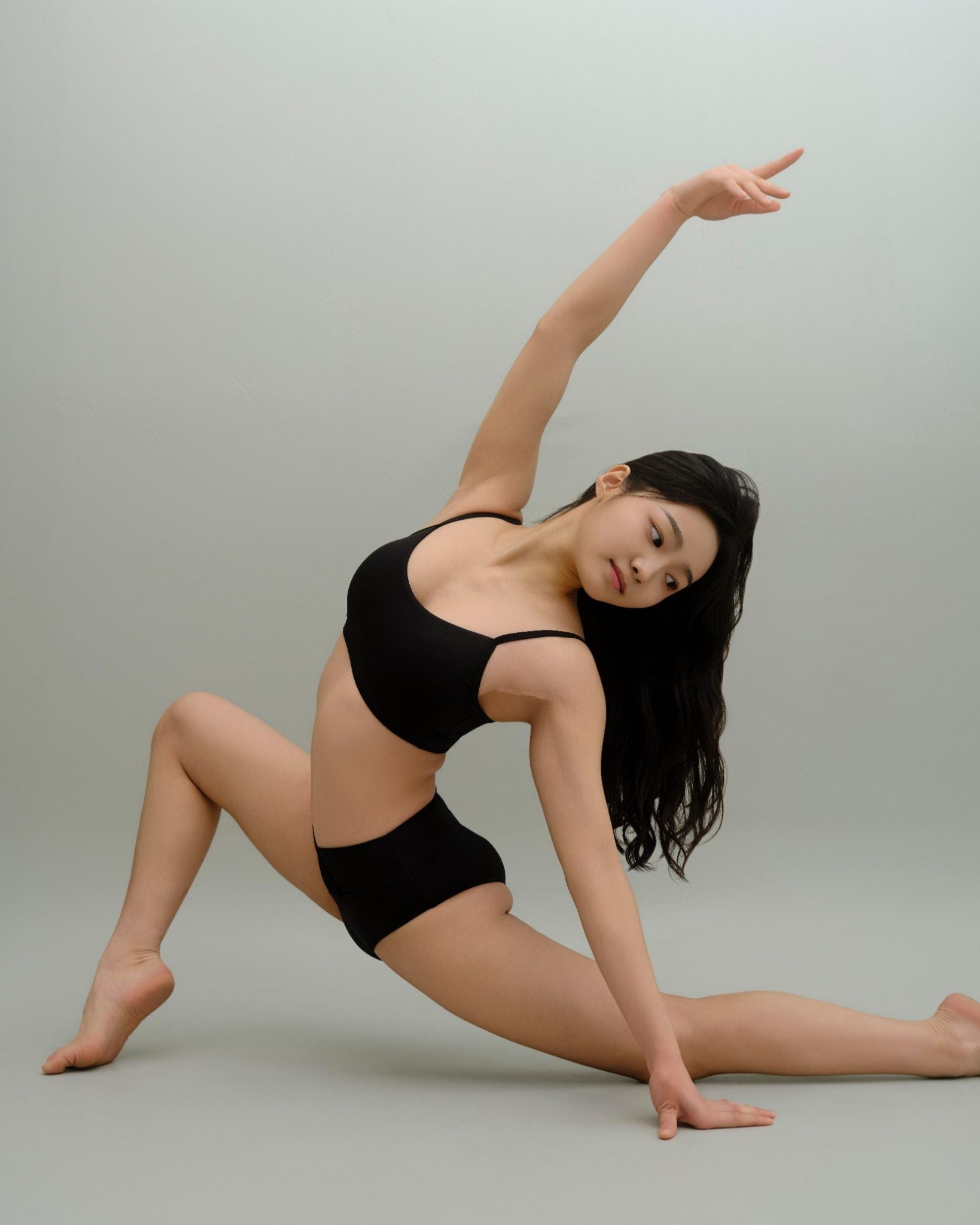 Black Signature Set – high-waisted pole shorts and triangle top