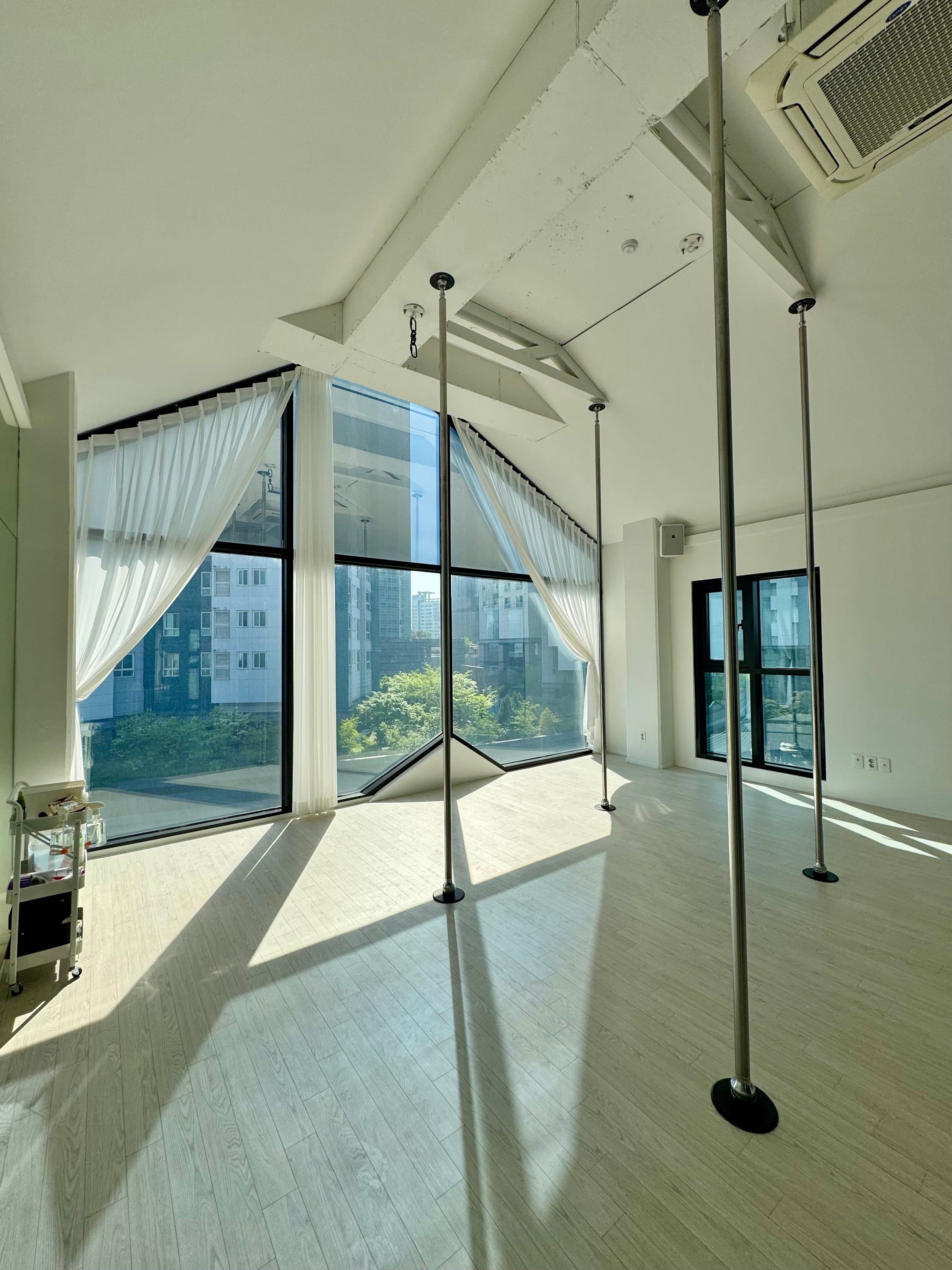 Small group pole dance class in English at Nabi Studio Seoul with instructor guidance
